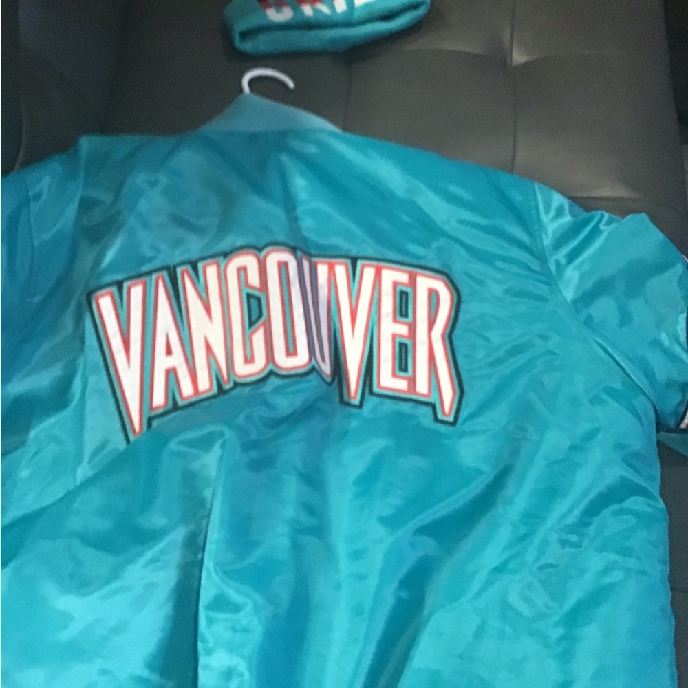 I’m selling a 2x Vancouver grizzlies starter jacket with hat - Picture 2 of 3